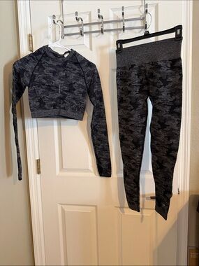Gymshark Women’s ' stretchy Dark Gray Camo 2 piece Outfit